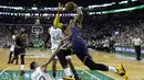 Aksi pemain Cleveland Cavaliers, LeBron James (23) melewati pemain Boston Celtics,  Gerald Green pada NBA basketball Eastern Conference final Wilayah Timur di TD Garden, Boston (19/5/2017). Cavs menang 130-86. (AP/Elise Amendola)