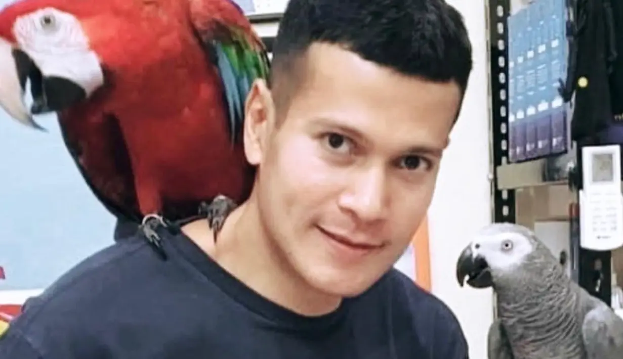 Adam Jordan menjadi salah satu artis yang dijuluki penyayang binatang. Aktor 52 tahun itu memelihara burung di rumahnya. Meski sibuk syuting, Adam tetap meluangkan waktu untuk bermain bersama burung kesayangannya tersebut. Tak jarang, ia juga membagikan potretnya di laman Instagram-nya. (Liputan6.com/IG/@adam_jordanreal)