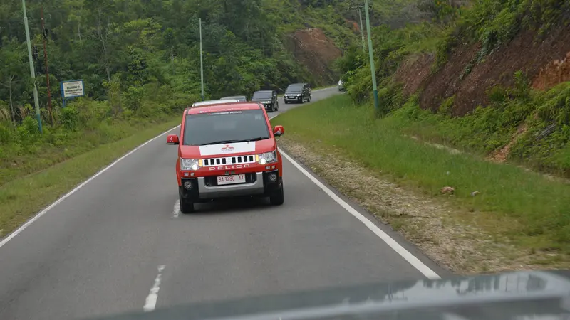 Aksi Mitsubishi Delica Taklukan Jalan Esktrim Sumatera 