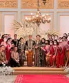 Tampil kompak dalam balutan kebaya, para finalis putri Indonesia 2022 tampak menawan bertugas dalam ngunduh mantu Erina Gudono dan Kaesang Pangarep. [Foto: Official Putri Indonesia/ Instagram]