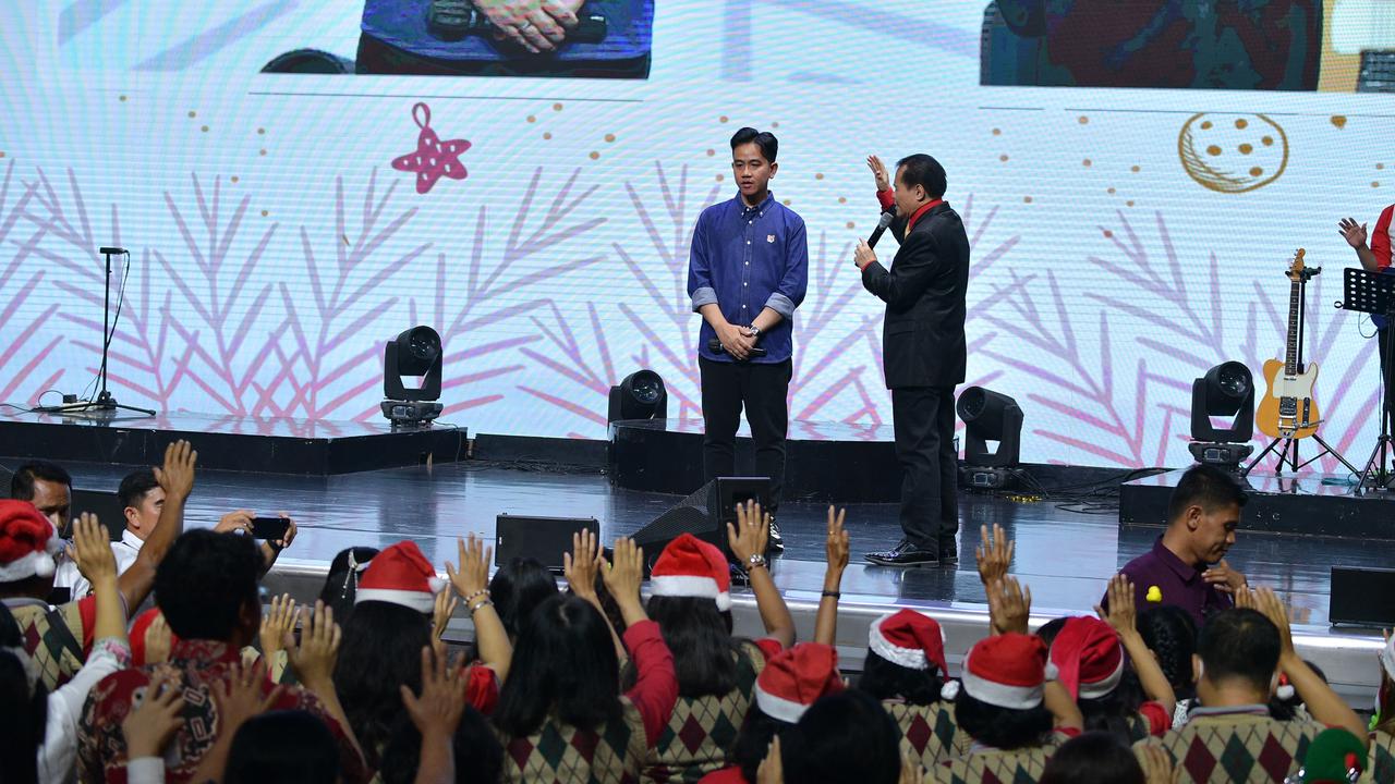 Wakil Presiden (Wapres) RI Gibran Rakabuming Raka menyapa jemaat Natal di Gereja Bethel Indonesia (GBI) Keluarga Allah Solo Widuran, Surakarta, Jawa Tengah, pada Rabu (25/12/2024).