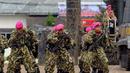 Sejumlah prajurit Korps Marinir meneriakkan yel-yel saat upacara pengangkatan Menhan Ryamizard Ryacudu menjadi warga kehormatan Korps Marinir di Lapangan Apel Kesatrian Marinir Cilandak, Jakarta, (9/12/2014). (Liputan6.com/Helmi Fithriansyah)