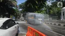 Polresta Bogor mengerahkan mobil water cannon untuk melakukan penyemprotan disinfektan di kawasan Tugu Kujang, Bogor, Selasa (31/3/2020). Penyemprotan disinfektan secara menyeluruh di wilayah Kota Bogor itu guna mencegah memutus rantai penyebaran virus corona. (merdeka.com/Arie Basuki)