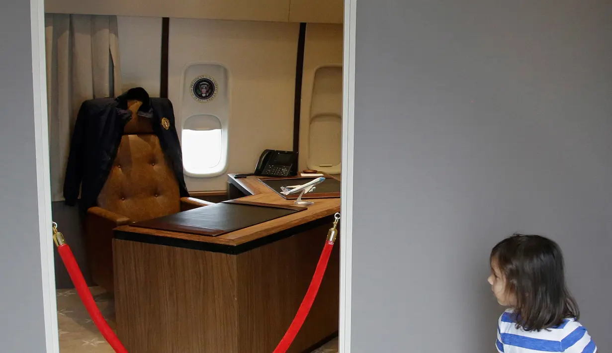 Anak-anak melihat ruang kerja presiden di dalam replika pesawat kepresidenan AS ketika pameran Air Force One Experience di North Kingstown, 18 September 2017. Pesawat replika itu digunakan untuk pusat pembelajaran sekolah. (AP Photo/Stephan Savoia)