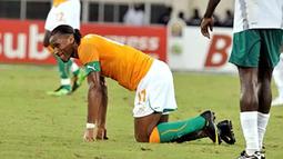 Kapten Pantai Gading, Didier Drogba tidak bisa membantu timnya mengalahkan Burkina Faso yang berkesudahan 0-0 pada 11 Januari 2010 di Cabinda, pada partai di Grup B Piala Afrika. AFP PHOTO/ISSOUF SANOGO
