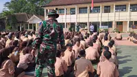 Anggota TNI saat memberikan pelatihan kedisiplinan dan wawasan kebangsaan di SMA Negeri 1 Jampangtengah Kabupaten Sukabumi. (Liputan6.com/Fira Syahrin).