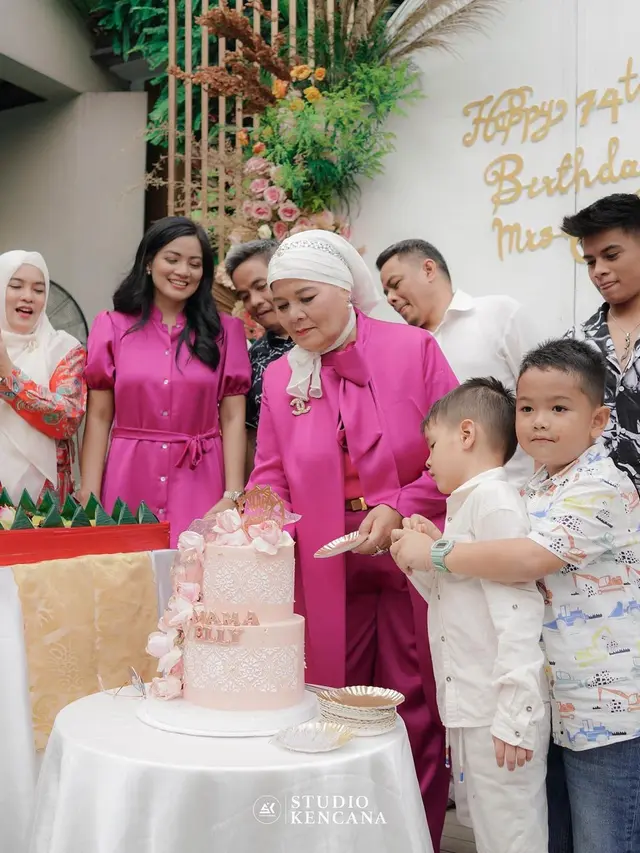 7 Potret Pesta Ulang Tahun Ibunda Titi Kamal, Meriah Bernuansa Pink