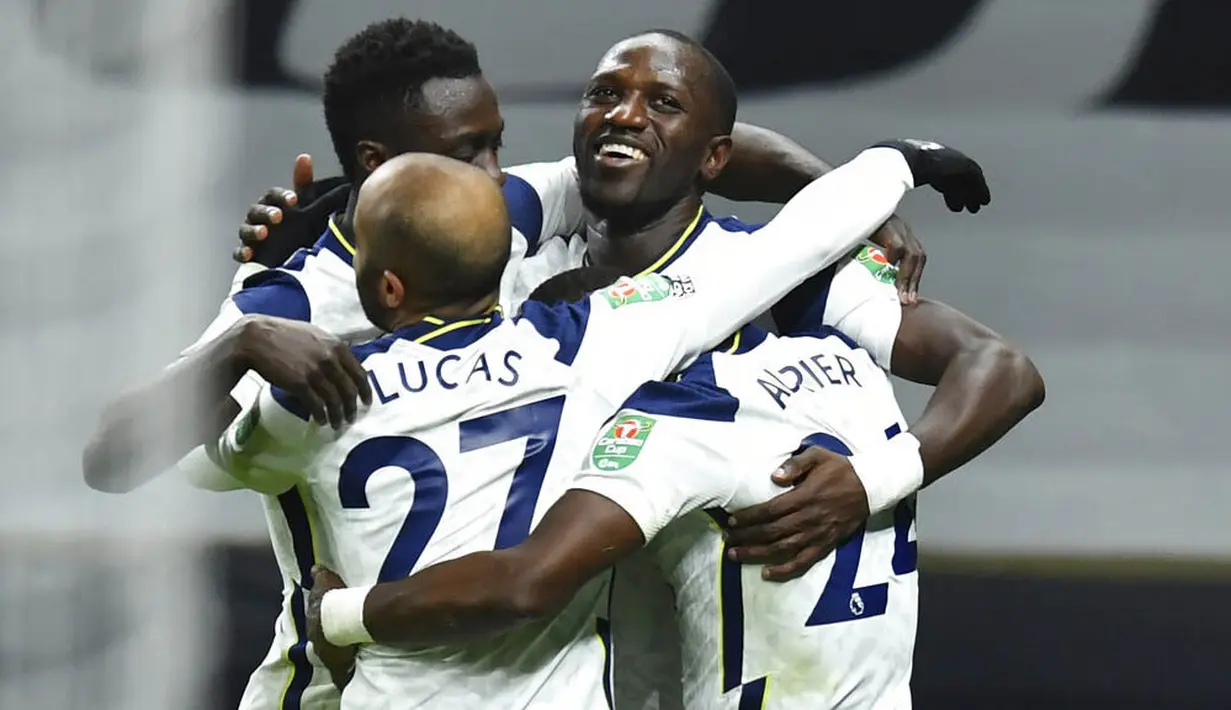 Para pemain Tottenham Hotspur merayakan gol yang dicetak oleh Moussa Sissoko ke gawang Brentford pada laga Piala Liga Inggris, di London, Rabu (06/01/2021). Spurs menang dengan skor 2-0. (Glyn Kirk/Pool via AP)