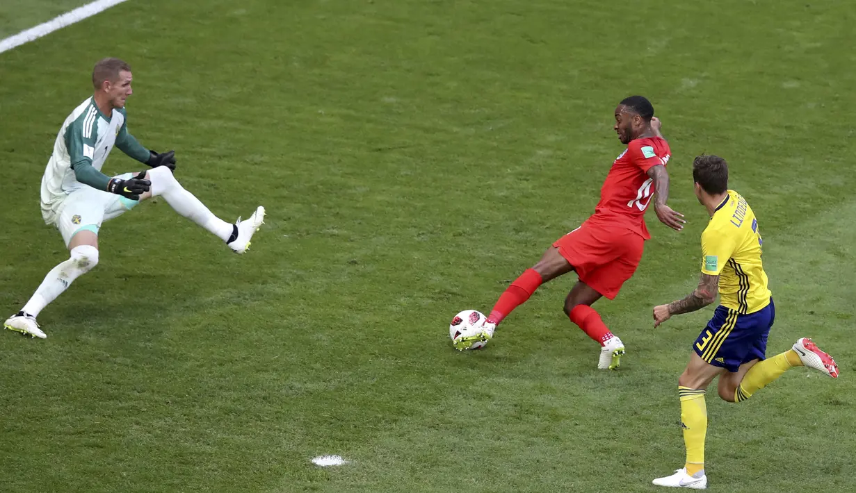 Gelandang Inggris, Raheem Sterling, berusaha membobol gawang Swedia pada laga perempat final Piala Dunia di Samara Arena, Samara, Sabtu (7/7/2018). Inggris menang 2-0 atas Swedia. (AP/Thanassis Stavrakis)