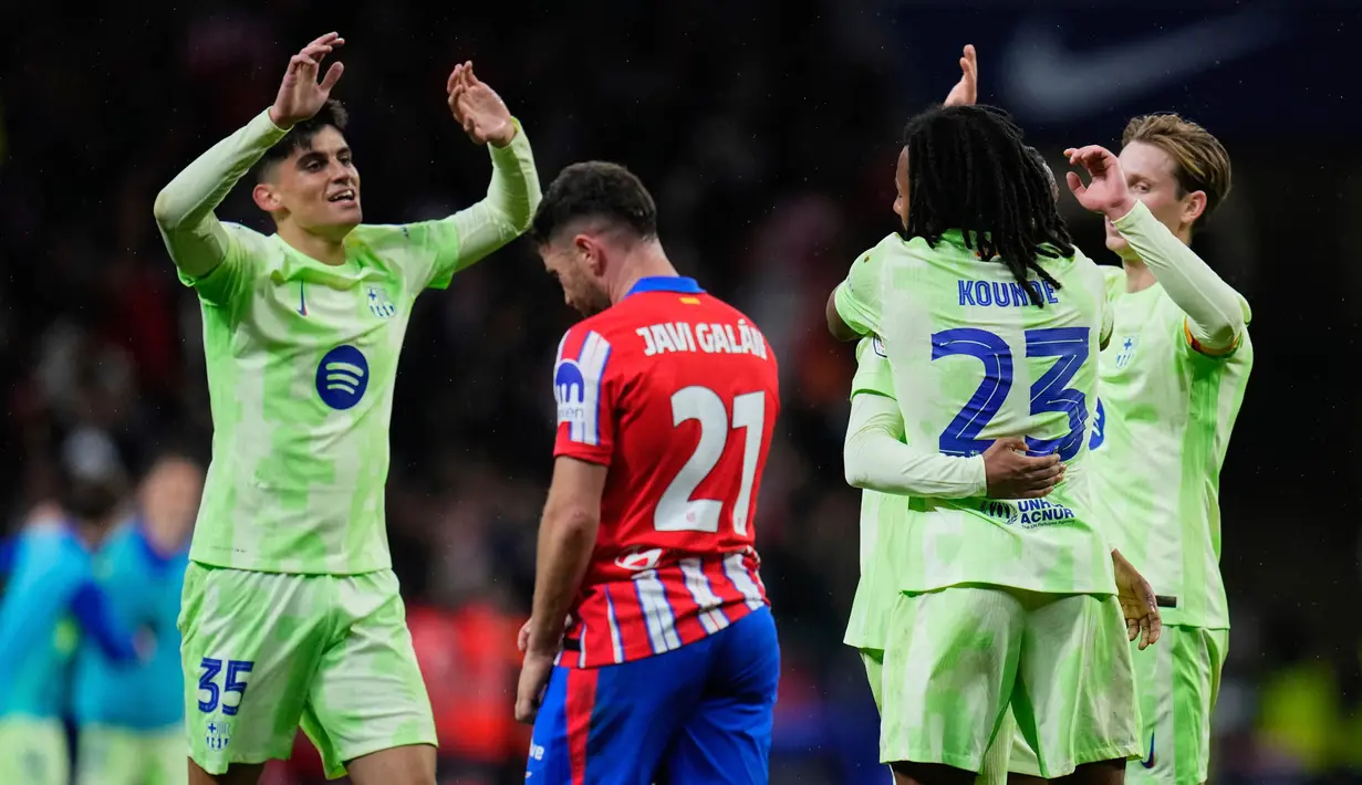 Pemain Barcelona merayakan kemenangan atas Atletico Madrid dalam laga leg kedua semifinal Copa del Rey 2024/2025 di Metropolitano, Kamis (03/04/2025) dini hari WIB. (AP Photo/Manu Fernandez)