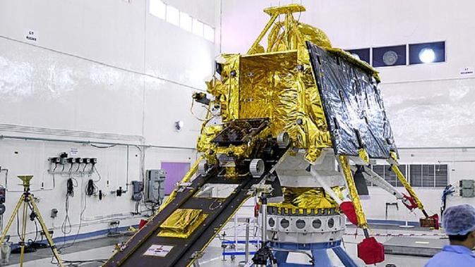 Chandrayaan-2 memiliki tiga modul, Orbiter, Lander yang disebut Vikram, dan Rover yang disebut Pragyan, yang berarti 'kebijaksanaan' dalam bahasa Sansekerta. Foto ini menunjukkan Pragyan saat memasuki Vikram. (ISRO)