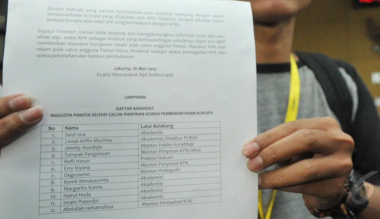 Koalisi Masyarakat Sipil memperlihatkan daftar kandidat calon pimpinan KPK, Jakarta, Selasa (18/5/2015). Mereka berharap KPK pro aktif memberikan masukan kepada presiden sebelum kepres calon pimpinan KPK ditandatangani. (Liputan6.com/Herman Zakharia)
