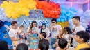 Aurel Hermansyah dan Atta Halilintar juga kompak kenakan light blue jeans sebagai paduan seragam. Aurel lengkapi tampilannya dengan kerudung biru dan tas Celine Triomphe seharga Rp71jutaan [@ashanty_ash]