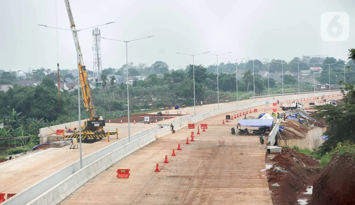 Pemandangan proyek pembangunan Jalan Tol Lingkar Luar Jakarta (JORR) II ruas Cinere-Serpong di kawasan Pondok Cabe, Tangerang Selatan, Banten, Jumat (13/12/2019). Saat ini, lahan yang sudah dibebaskan dalam proyek tersebut sebanyak 83 persen. (Liputan6.com/Faizal Fanani)