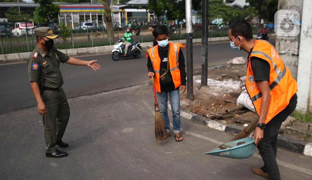 <p>Petugas Satpol PP mengawasi pelanggar saat razia masker di depan Stasiun Klender, Jakarta, Selasa (10/5/2022). Pemerintah memastikan akan terus memperpanjang masa pemberlakuan pembatasan kegiatan masyarakat (PPKM) se-Indonesia hingga waktu yang belum ditentukan. (Liputan6.com/Faizal Fanani)</p>