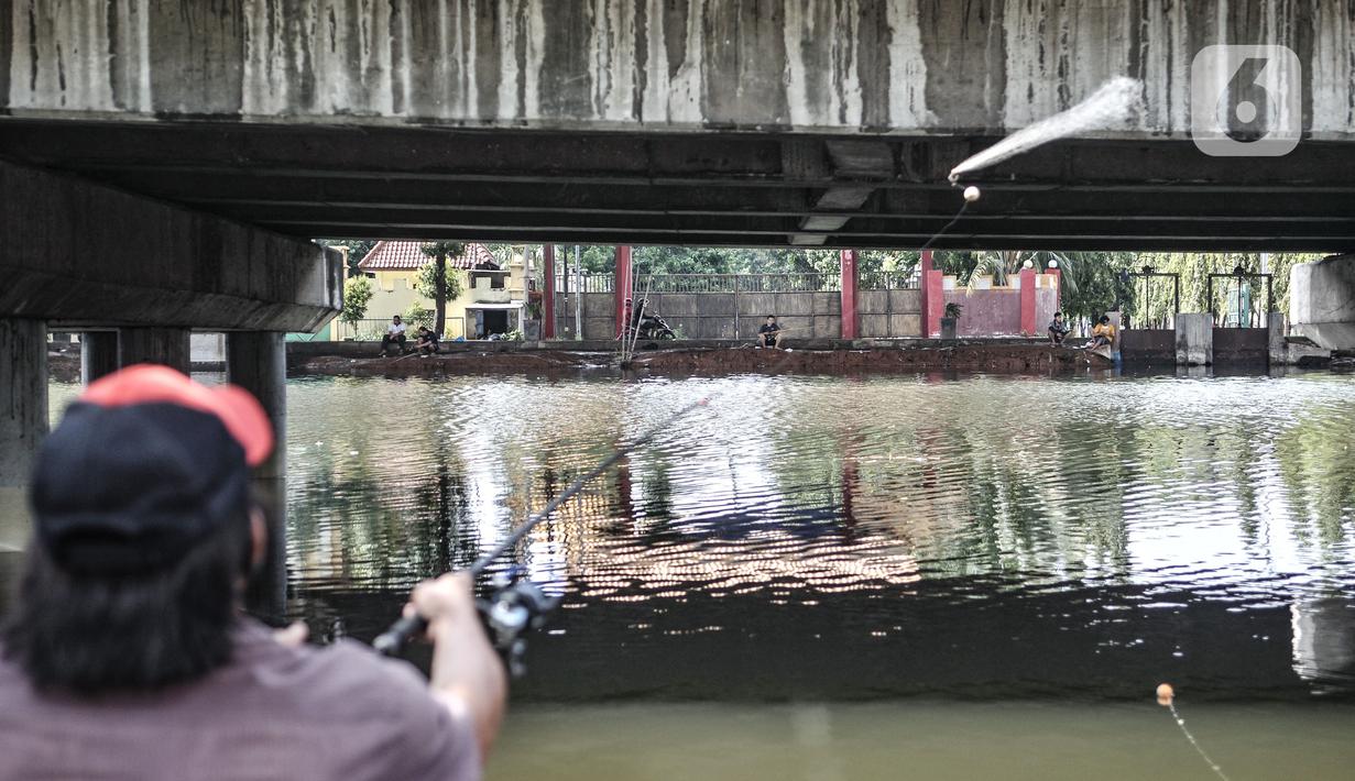 Warga saat memancing di Kali Ancol, Jakarta Utara, Kamis (11/3/2021). Ikan yang biasa didapat warga antara lain bawal dan mujair. (merdeka.com/Iqbal S. Nugroho)
