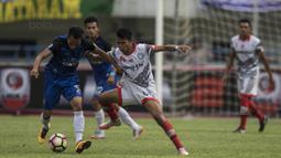 Gelandang PSIS, Ruud Gulid, berebut bola dengan gelandang Martapura FC, Reza Saputra, pada laga perebutan tempat ketiga Liga 2 di Stadion GBLA, Bandung, Selasa (28/11/2017). PSIS menang 6-4 atas Martapura FC. (Bola.com/Vitalis Yogi Trisna)