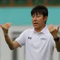 Manajer pelatih Timnas Indonesia, Shin Tae-yong, memantau latihan Timnas U-19 di Stadion Wibawa Mukti, Senin (13/1/2020). Pria asal Korsel ini menjadi supervisi untuk Timnas Indonesia senior, U-22, U-20, dan U-16. (Bola.com/M Iqbal Ichsan)