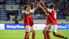 Gelandang Arsenal, Martin Odegaard (kedua kiri) berselebrasi dengan rekan satu timnya usai mencetak gol ke gawang AC Milan selama pertandingan Dubai Super Cup 2022 di di stadion al-Maktoum di Uni Emirat Arab (13/12/2022). Arsenal menang tipis atas AC Milan dengan skor 2-1. (AFP/Karim Sahib)
