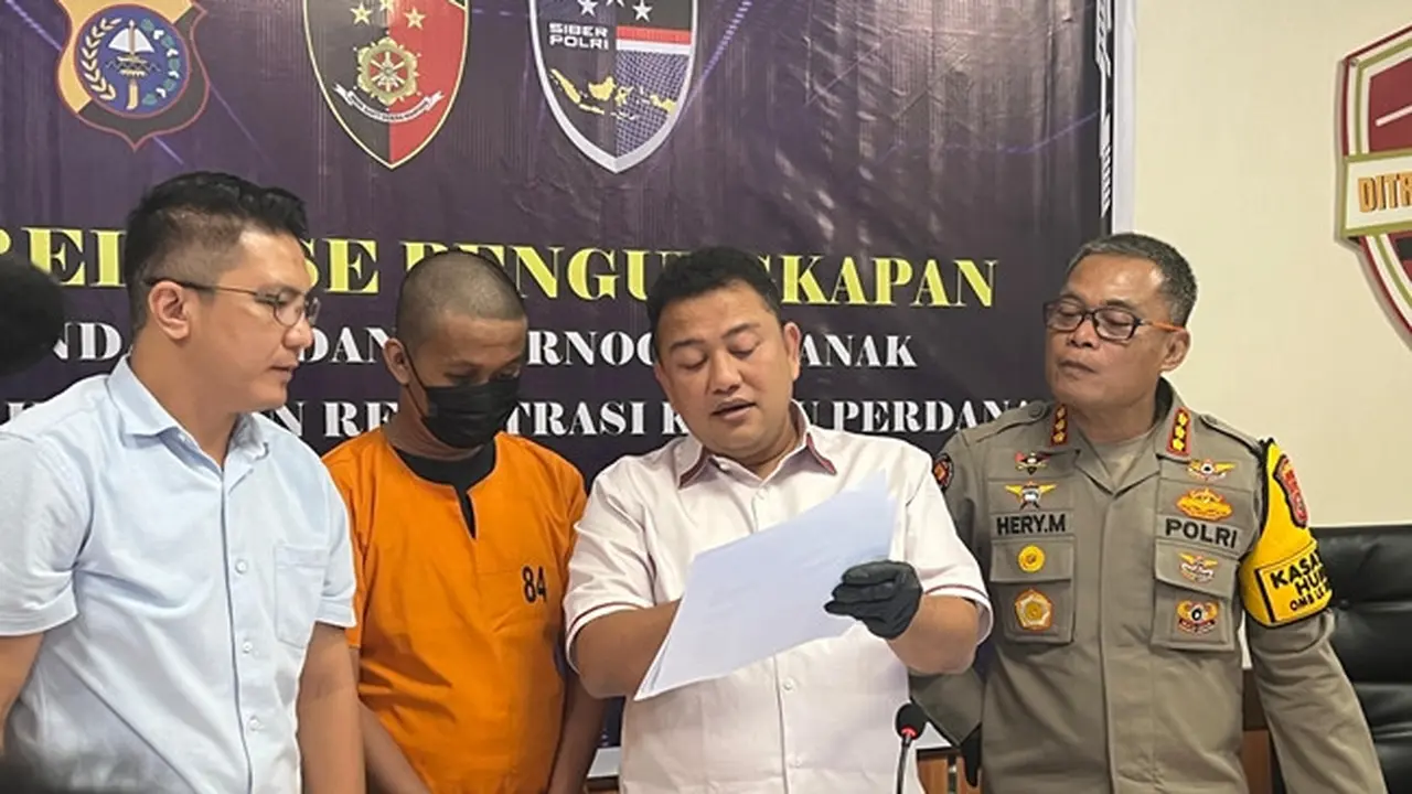 Tersangka kejahatan dunia maya menggunakan akun Instagram palsu untuk meminta video porno saat dihadirkan di Polda Riau.