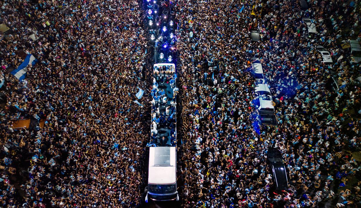 Lautan manusia saat pemain Timnas Argentina menggelar parade juara Piala Dunia di kota Buenos Aires, Selasa (20/12/2020). Kepolisian Buenos Aires mengestimasi ada 3,5 juta orang turun ke jalan untuk menghadiri selebrasi timnas. (AFP/Tomas Cuesta)