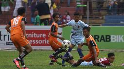 Perebutan bola antara pemain Rusun Daan Mogot (biru) dengan pemain Rusun Pulo Gebang pada laga final Rusun Cup 2015 di Stadion Soemantri Brojonegoro, Jakarta, Minggu (8/11/2015). ( Bola.com/Nicklas Hanoatubun)