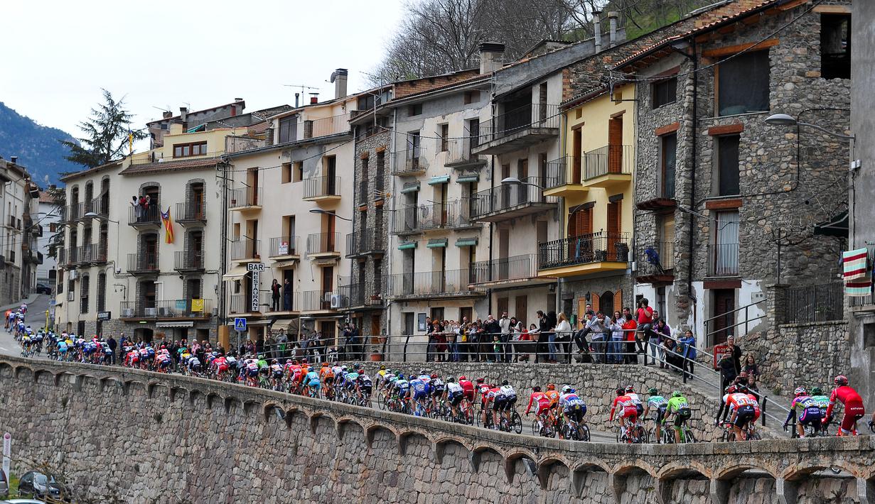 Deretan pebalap sepeda beraksi di Etape 5 olta Catalunya 2016 antara Rialp menuju Valls di Baga, Spanyol. (25/3/2016). (AFP/Josep Lago)