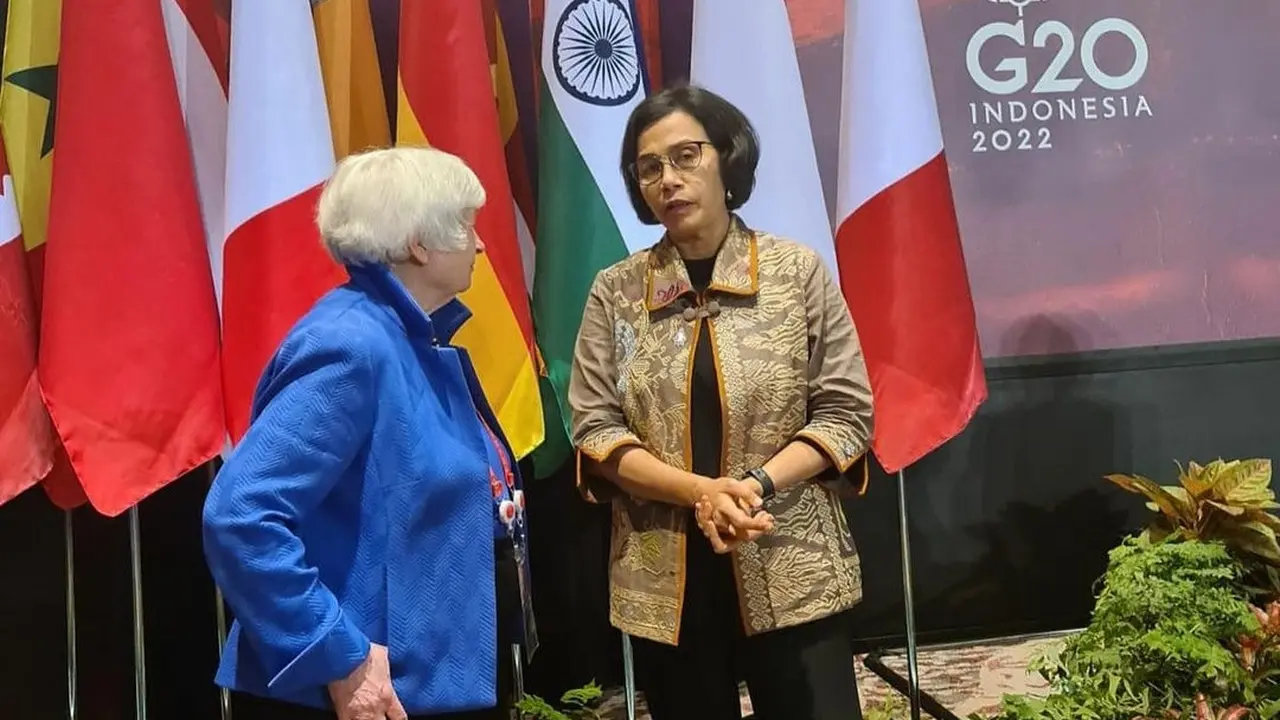 Menteri Keuangan Sri Mulyani Indrawati bersama US Treasury Secretary (Menkeu Amerika Serikat) Janet Yellen dirinya mengobrol mengenai perkembangan ekonomi dunia. (Instagram @smindrawati)