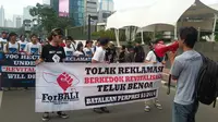 Komunitas ForBALI Jakarta menggelar Pawai menolak reklamasi Teluk Benoa Bali. (Liputan6.com/Delvira Chaerani Hutabarat)