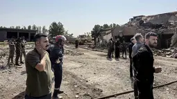 Pasukan keamanan dan personel darurat bekrkumpul di lokasi serangan di utara distrik al-Miqdadiyah di provinsi Dayala, Irak, Rabu, 29 Juli 2026. (AFP/ Younis Al-Bayati)
