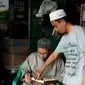 Seorang pemilik bengkel di Makassar, Sulawesi Selatan mengajak umat muslim untuk semakin mencintai Alquran.