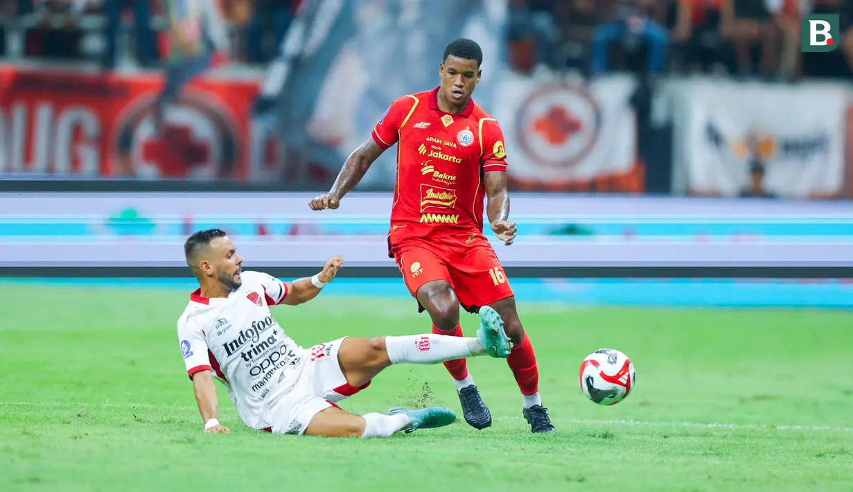 Pemain Persija Jakarta, Alan Cardoso, berusaha melewati pemain Bali United, Mirza Mustafic, dalam lanjutan BRI Super League 2025/2026 di Jakarta International Stadium (JIS), Minggu (14/9/2025) malam WIB. (Bola.com/M Iqbal Ichsan)