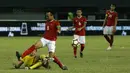 Gelandang Indonesia, Muhammad Hargianto, berusaha melewati pemain Guyana di Stadion Patriot, Bekasi, Sabtu (25/11/2017). Indonesia menang 2-1 atas Guyana. (Bola.com/M Iqbal Ichsan)