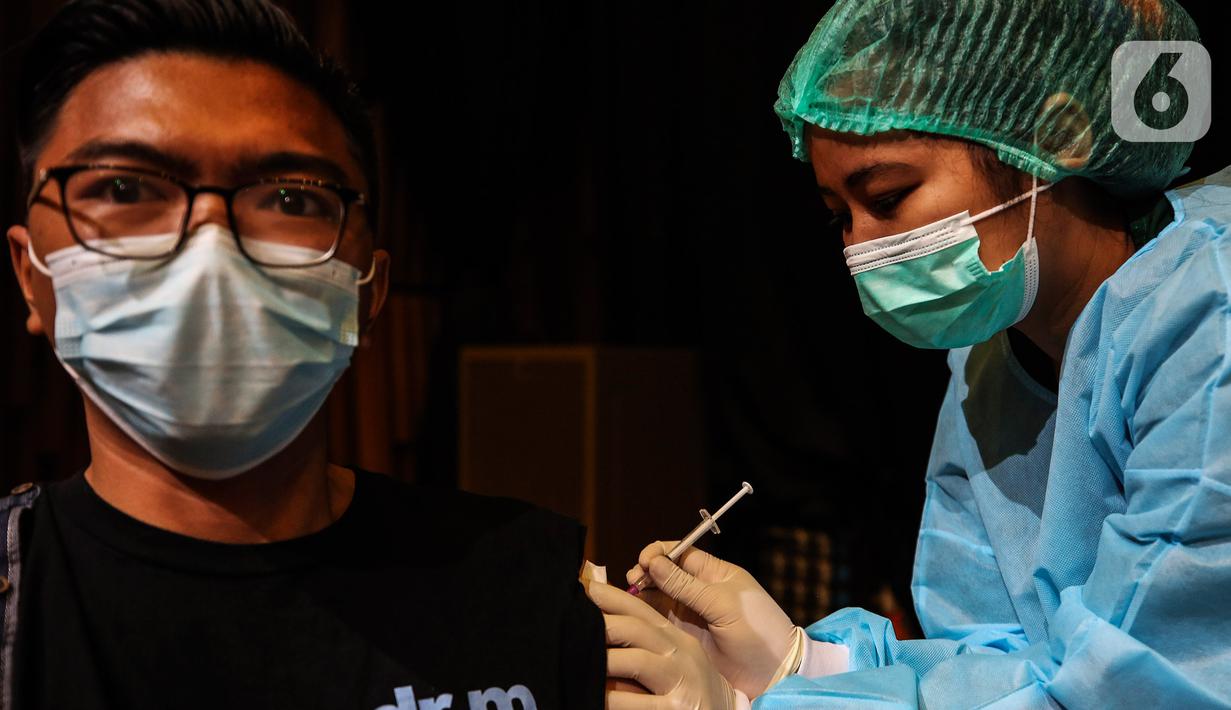 Tenaga medis menyuntikan vaksin COVID-19 kepada Karyawan Emtek Grup di Hall SCTV Tower, Jakarta, Jumat (4/6/2021). Mengutip Permenkes Nomor 10 Tahun 2021, Vaksinasi Gotong Royong adalah pelaksanaan vaksinasi kepada karyawan, keluarga dan individu lain dalam keluarga. (Liputan6.com/Johan Tallo)