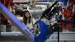 Dengan hampir 600 produk robot yang dipamerkan, termasuk AGV, AMR, cobot, exoskeletons, kendaraan self-driving, dan humanoid, konferensi ini menjanjikan platform yang luar biasa untuk kolaborasi dan eksplorasi di bidang robotika. (WANG Zhao/AFP)