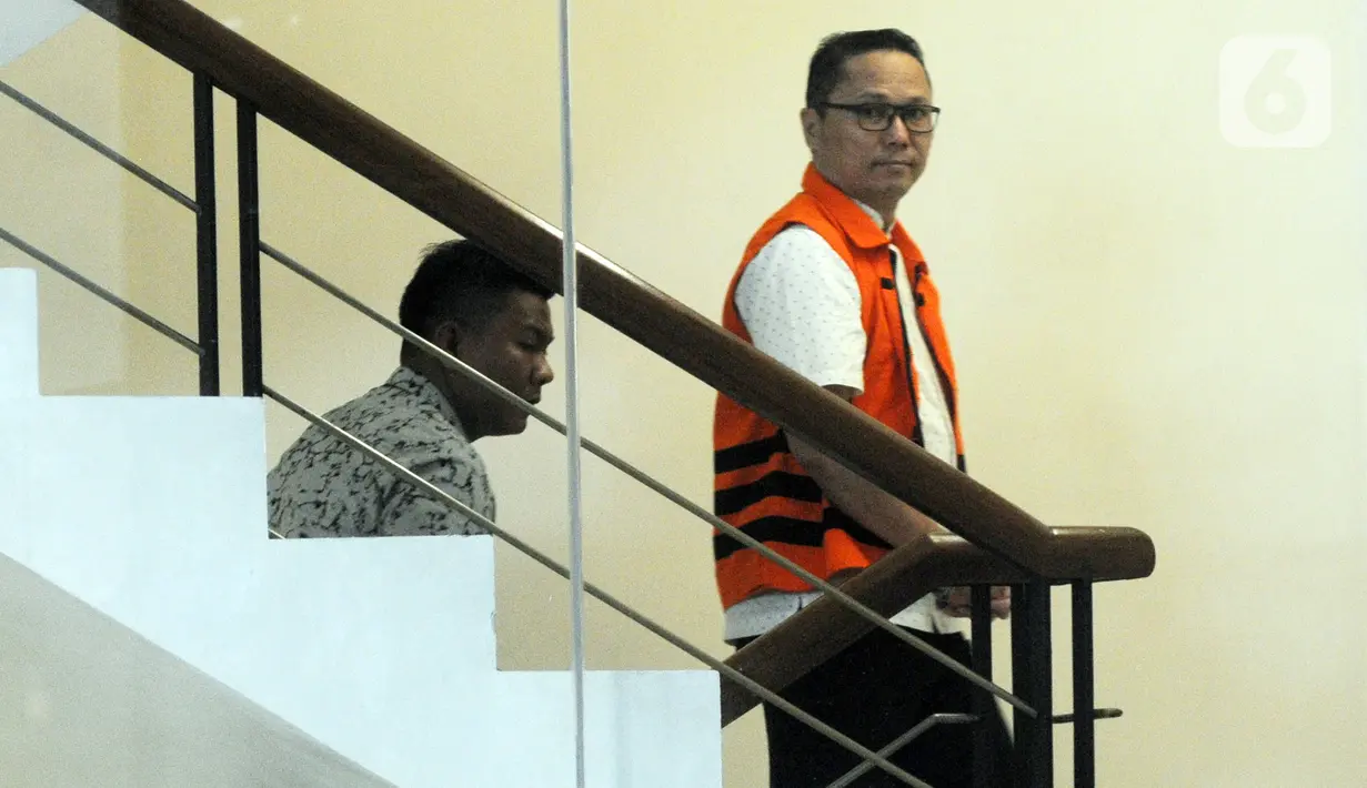 Mantan Kepala Bidang Perikanan Tangkap Dinas Kelautan dan Perikanan Provinsi Kepulauan Riau, Budi Hartono bersiap menjalani pemeriksaan di Gedung KPK, Jakarta, Selasa (29/10/2019). Budi Hartono diperiksa untuk melengkapi berkas dengan kapasitasnya sebagai tersangka. (merdeka.com/Dwi Narwoko)