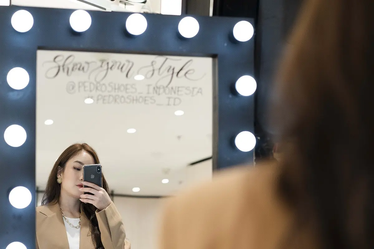 4 Tips Ekspresikan Diri Secara Maksimal pada Mirror Selfie OOTD
