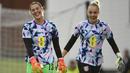 Kiper Timnas Wanita Inggris, Mary Earps (kiri) bercanda dengan rekannya, Ellie Roebuck dalam sesi pemanasan sebelum laga kualifikasi Piala Dunia Wanita 2023 menghadapi Luksemburg di Bet365 Stadium, Stoke, Inggris (6/9/2022). Mary Earps saat ini juga menjadi bagian dari skuad Timnas Wanita Inggris dan telah mengoleksi 31 caps sejak melakukan debut pada 11 Juni 2017. (AFP/Oli Scarff)