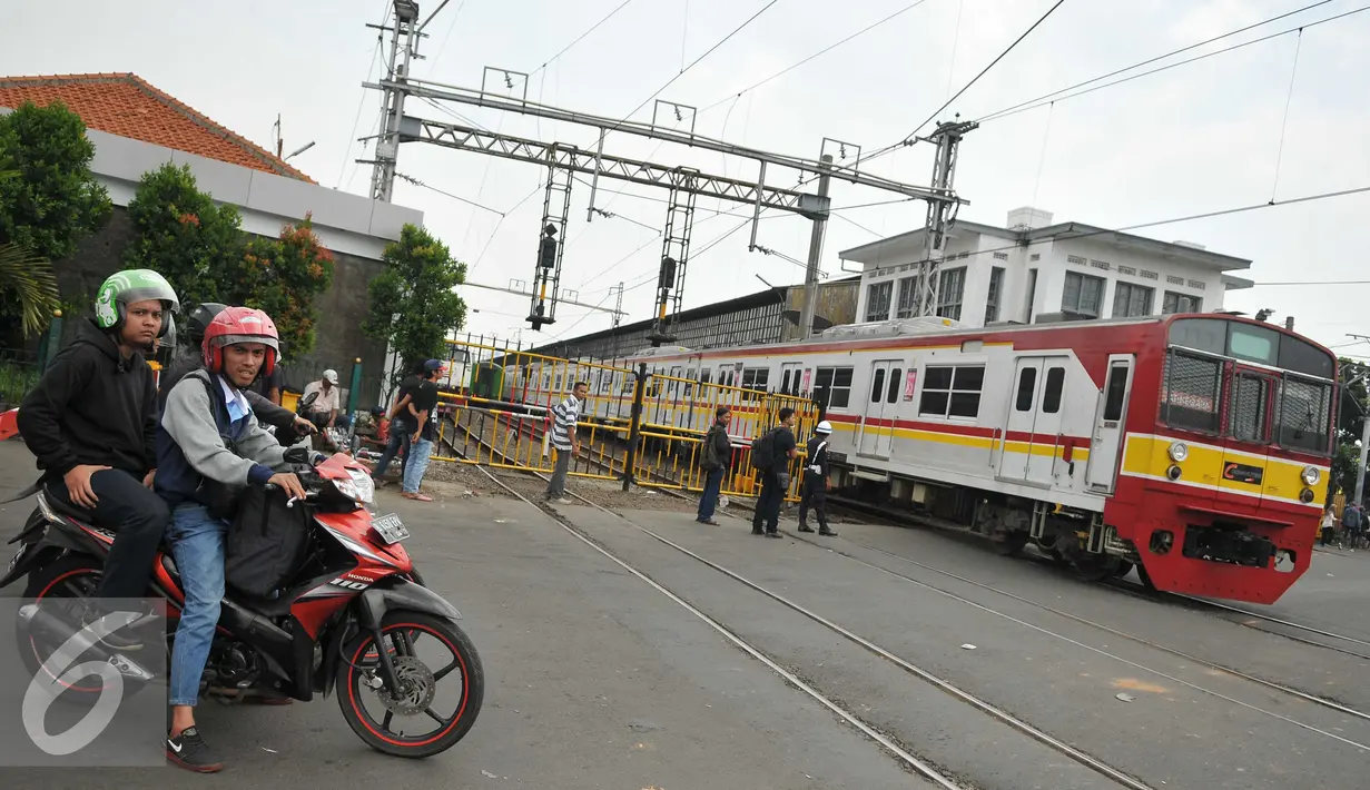 Suasana perlintasan kereta sebidang di Stasiun Pasar Senen, Jakarta, Jumat (16/9). Uji coba penutupan perlintasan itu akan berlangsung selama satu bulan pada 1-31 Oktober 2016. (Liputan6.com/Gempur M Sury)