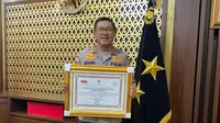 Kakorlantas Polri Irjen Pol Istiono menerima penghargaan dari Men PAN-RB atas realisasi Program ETLE Presisi. (Ist)