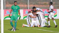 Para pemain Persipura Jayapura melakukan selebrasi gol dalam laga yang berakhir dengan kemenangan 3-0 atas Persita Tangerang pada laga pekan ke-34 BRI Liga 1 2021/2022, Kamis (31/3/2022). Sayang, kemenangan telak tak bisa menyelamatkan Persipura dari degradasi. (Bola.com/M. Iqbal Ichsan)