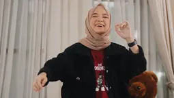 Sedikit menampilan kesan boyish, wanita dengan nama asli Khoirunnisa juga terlihat hanya menambahkan jam tangan berwarna hitam. Bahkan, model hijab yang dikenakan olehnya terlihat cukup simple. (Liputan6.com/IG/@nissa_sabyan)