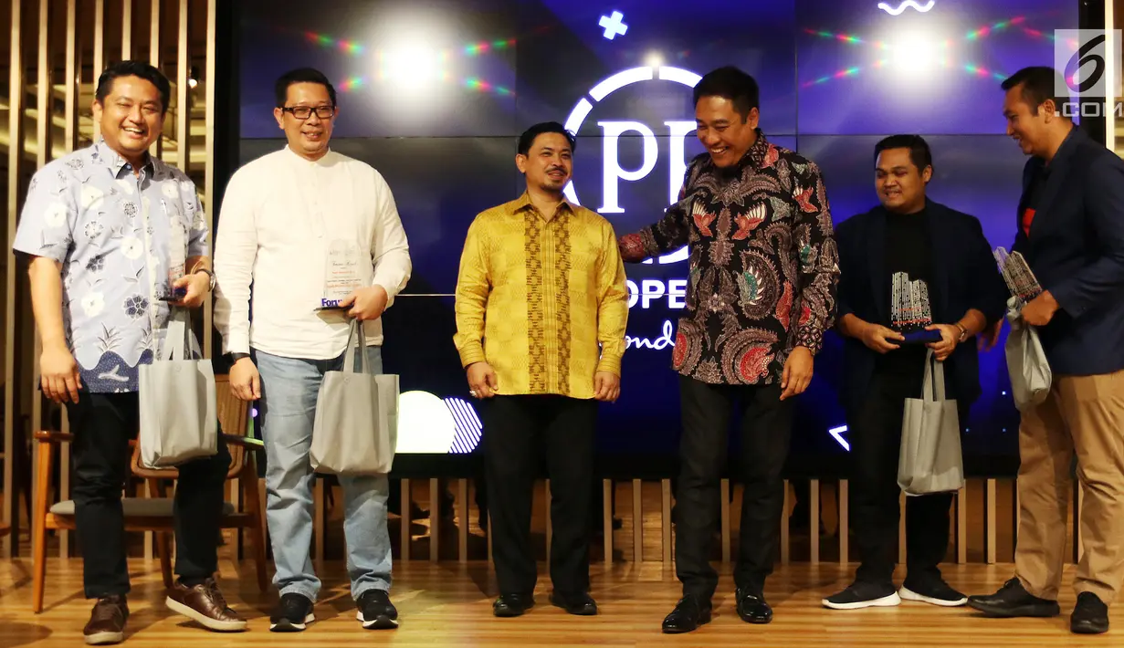 Ketua Umum Pilars 93 Robby Budiansyah (kiri) memberikan cendera mata kepada pembicara usai diskusi di Jakarta, Sabtu (14/9/2019). Diskusi mengangkat tema 'Tahapan dan Regulasi yang Harus Diikuti Sebelum Melakukan Usaha di Bidang Properti '. (Liputan6.com/JohanTallo)