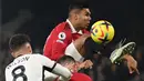 Casemiro. Gelandang bertahan Brasil berusia 30 tahun ini menjadi pemain termahal keenam dalam Derby Manchester edisi terbaru. Casemiro baru didatangkan Manchester United pada awal musim 2022/2023 dari Real Madrid dengan nilai transfer 70,65 juta euro atau kini setara Rp1,16 triliun. Dalam Derby Manchester di Liga Inggris ia baru menjalani debutnya saat MU kalah 3-6 di pertemuan pertama musim ini. (AFP/Glyn Kirk)