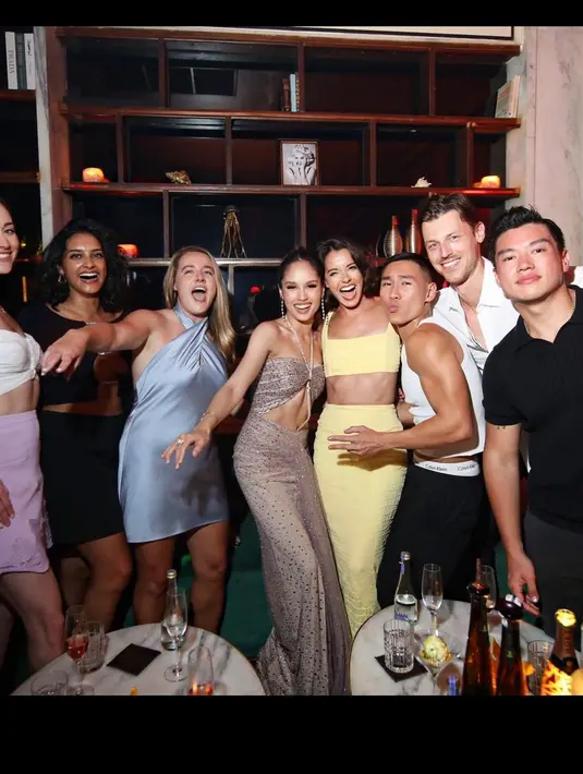 Gaun halter strap dengan cutout di perut memamerkan perut sixpacks Cinta Laura [@claurakiehl]