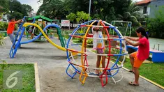 Sejumlah anak bermain di Ruang Publik Terpadu Ramah Anak (RPTRA) Kebon Pala, Jakarta Timur, Selasa (24/5/2016). Gubernur DKI Jakarta, Basuki Tjahaja Purnama memastikan akan terus membangun RPTRA di wilayah permukiman warga. (Liputan6.com/Yoppy Renato)