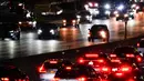 Kendaraan melintasi New York's Grand Central Parkway di New York, Amerika Serikat, 19 Desember 2022. Liburan Natal dan Tahun Baru bagi sebagian warga Amerika Serikat dan Eropa tahun ini menghadirkan kekhawatiran karena tekanan ekonomi. (AP Photo/Frank Franklin II)