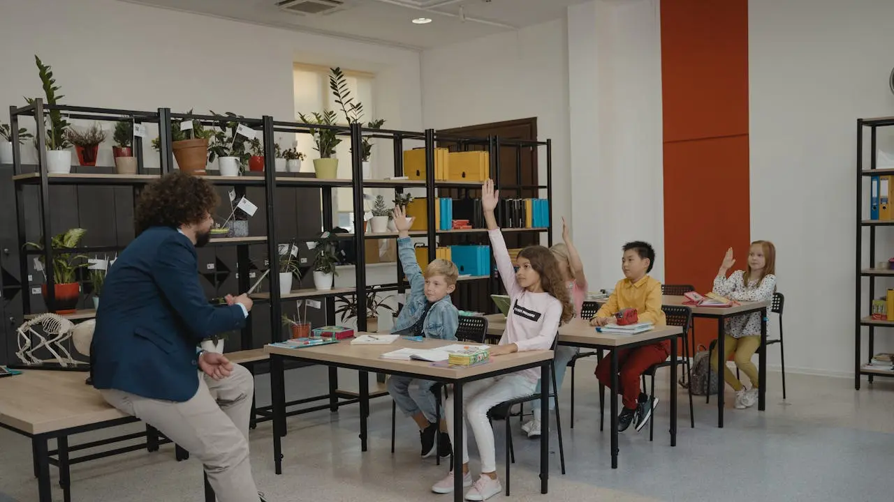 Guru mengajar siswa di kelas (Pexels)