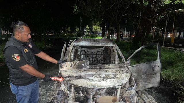 Kendaraan hangus terbakar saat kerusuhan di Stadion Lukas Enembe Papua. (Foto Polda Papua)