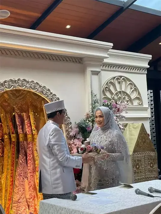Kabar bahagia pernikahan Riyanti Sofyan dibagikan oleh adik Marshanda, Alyssa Ramadhani alias Dolly. Ibunda Marshanda menikah lagi dengan salah satu petinggi di Kementerian Pekerjaan Umum dan Perumahan Rakyat, Budi Harimawan Sumihardjo. [Instagram/dollyssa]